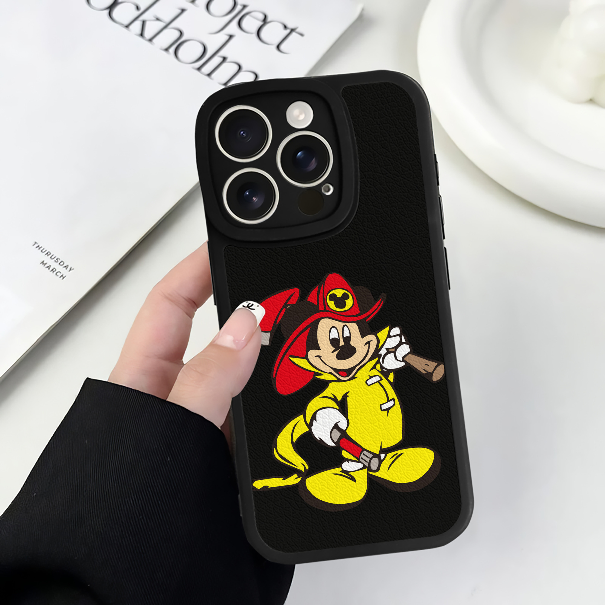 （画像用） ミッキーマウス Mickey Mouse 【iPhone 16シリーズ対応】シリコンスマホケース（レザー調） 材質：シリコン